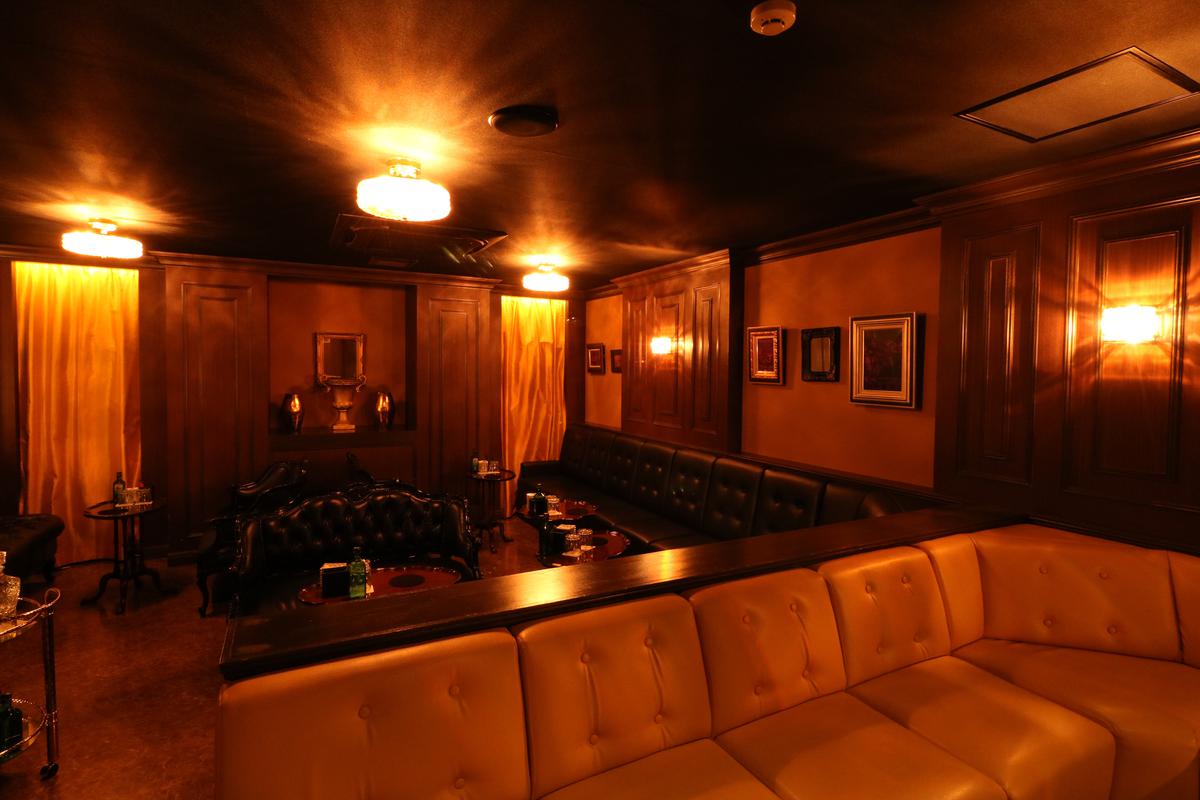 エレガントなメインフロア - 黄色いソファが印象的