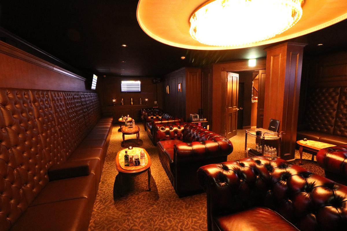 カウンターエリア - 洗練されたバーカウンター